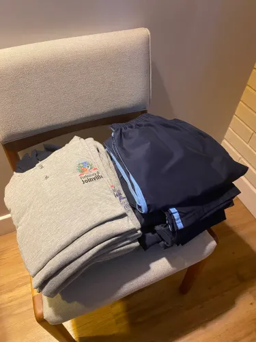 Trajes escolares 10 Reais cada 12-16 anos 