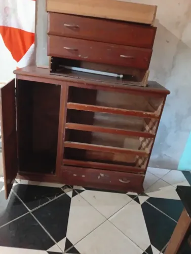Estou vendendo essa cômoda com avaria