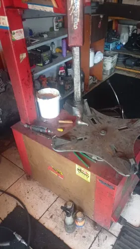 Vendo máquina de desmontar pneu com braço irmão marca JM