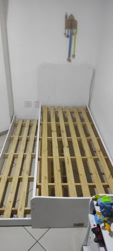 Bicama, semi nova com 02 colchões + 01 criado mudo