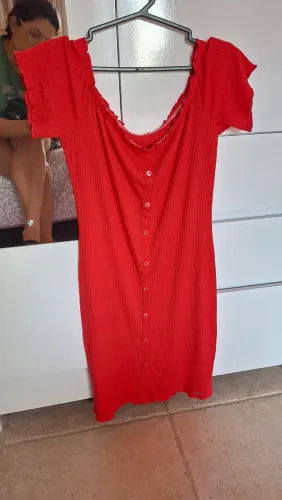 Vestido em malha de viscolycra canelada. Tamanho M, vermelho vivo. 