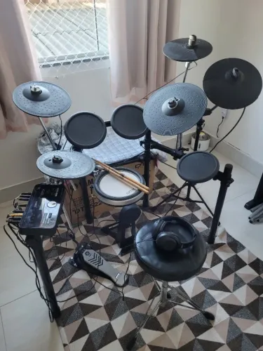 Bateria Eletrônica Yamaha DTX 522 + Extras