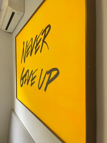 Quadro Grande 80x120 "Never Give Up" Tela e Moldura de Madeira