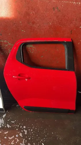 Porta traseira direita Fiat Strada nova 2020 a 2025 com moldura original