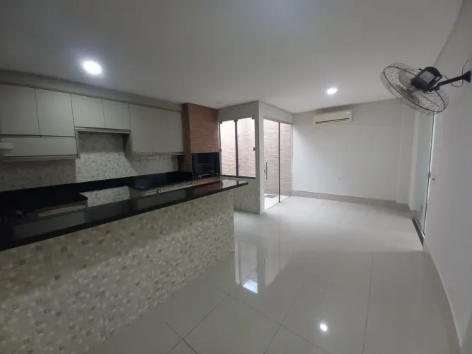 Vende-se belíssima casa reformada e ampliada no Condomínio Terra Nova em Várzea Grande-MT 