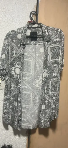 Esta camisa da Youcom possui uma estampa de bandana em preto e branco.