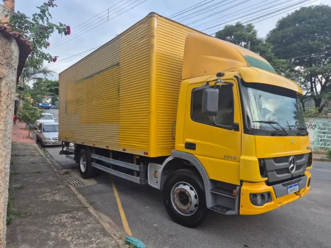 Mercedes Atego 1719 baú com elevador 