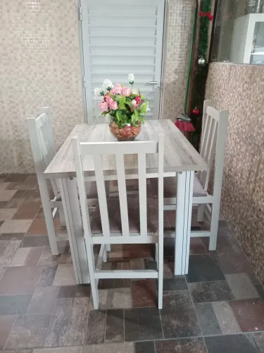 Mesa com 4 cadeiras
