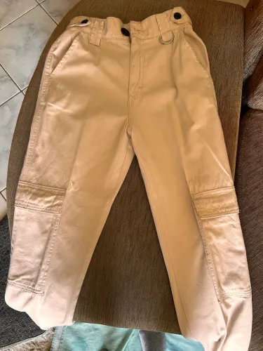 CALÇA JOGGER CINTURA ALTA COM DETALHE DE FIVELA E BOLSOS CARGO BEGE