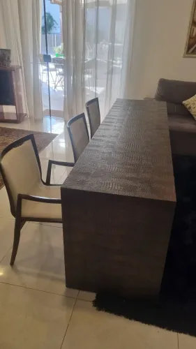 Mesa Aparador da Sierra Móveis com textura de crocodilo