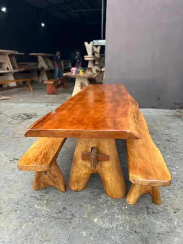 Mesa de madeira rústica 