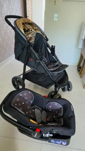 Carrinho de bebe e bebe conforto