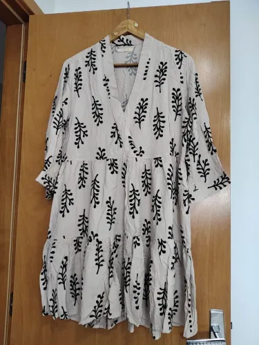 Vestido de viscose com decote em V