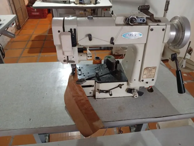 Máquina de costura ponto corrente 1 agulha semi nova