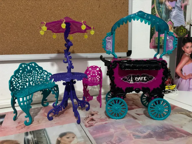 cafeteria scaris monster high