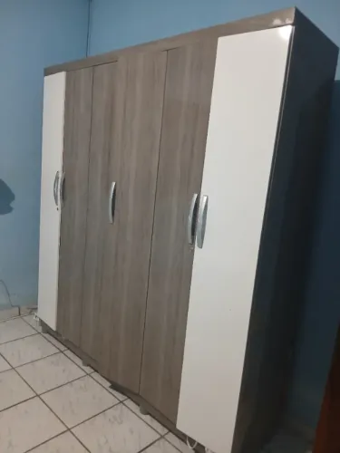 QUARDA-ROUPA 6 PORTAS - USADO