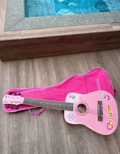 Violão infantil com capa rosa