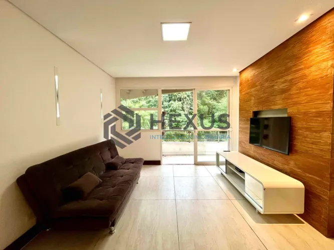 Apartamento reformado com varanda na quadra-mar da Praia das Pitangueiras, Guaruja