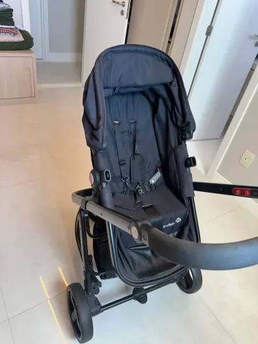 Carrinho de bebê e bebê conforto 
