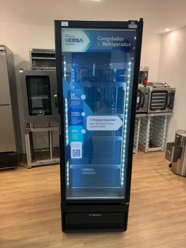 Freezer vertical porta vidro frost free 580L Metalfrio