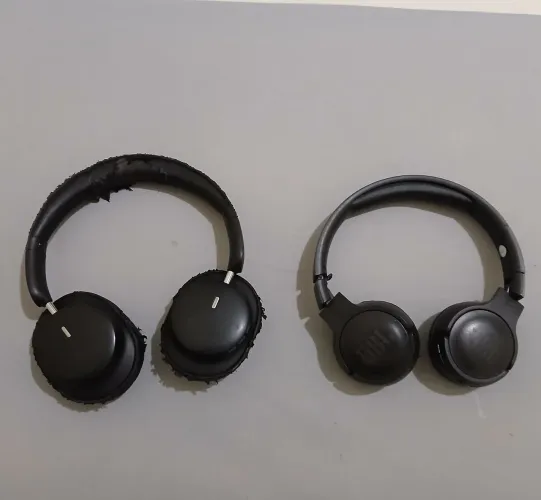Dois headphones originais funcionando perfeitamente.