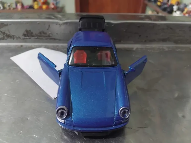 Carro Porsche 911 colecionável em ferro, abre portas, movido a fricção