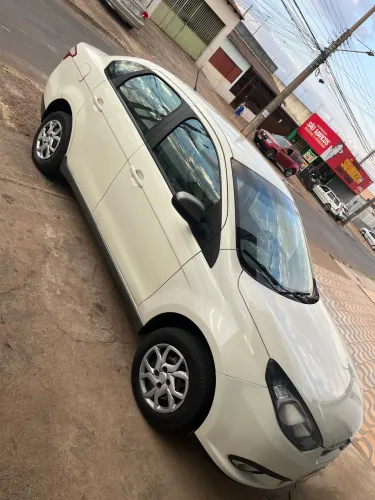 Fiat Grand Siena Essence Dual. 1.6 Flex 16V 2016