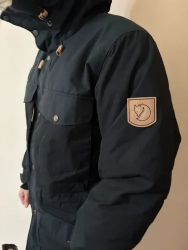 Casaco de neve - parka - fjallraven - jaqueta preta- impermeável