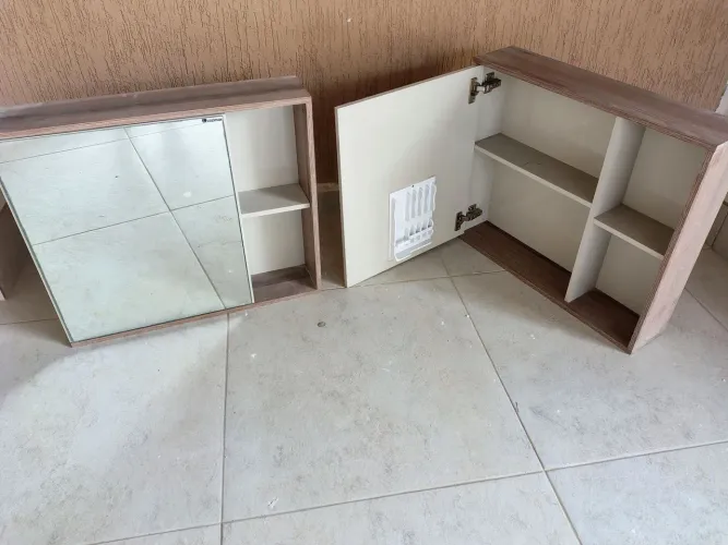 Vendo os dois armários suspenso de madeira para banheiro.
