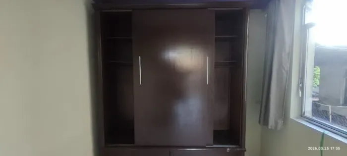 Guarda-Roupa Casal Cor Mogno escuro com Portas de Correr Usado