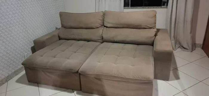 Vende se um sofá usado , em bom estado de conservação .