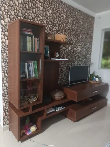 Vendo estante em madeira, ótimo estado. Rústica e moderna.