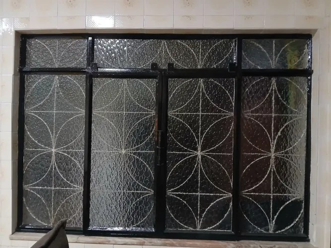 Janelas de metal com vidros 
