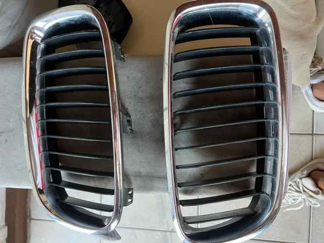 Grade frontal da BMW 320i