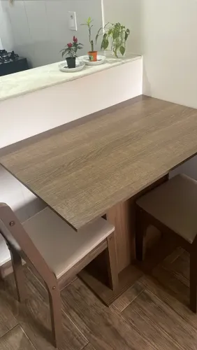 Mesa com 2 Cadeiras Usada - Acabamento Amadeirado