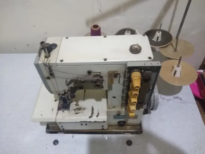 Vendo Máquina Indústria Galoneira com mesa