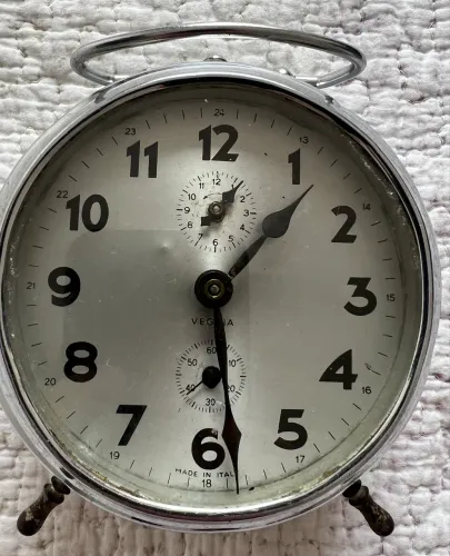 Bonito e nostálgico despertador antigo funcionando horas e despertador campainha alta.