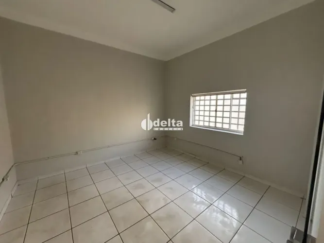 Comodo comercial disponível para locação no bairro Martins em Uberlândia-MG