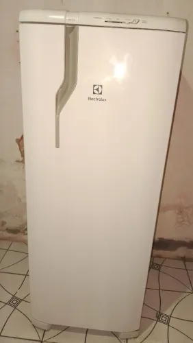 Geladeira Refrigerador Degelo Prático 240L Cycle Defrost Branco RE31