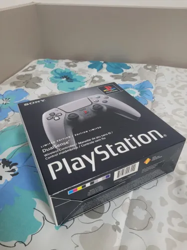 [LACRADO] Controle PS5 50 anos - edição limitada + estojo 