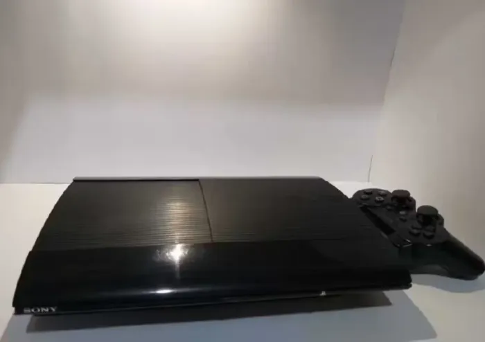PS3 SUPER SLIM 1JOGO, O CONTROLE SO FUNCIONA COM CABO.