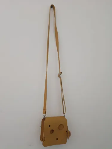 Bolsa pequena em formato de queijo