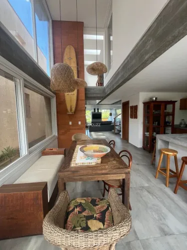 Casa com 3 suítes a poucos passos da praia