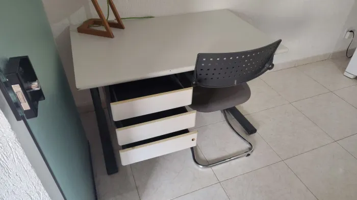 Mesa e cadeira de escritório