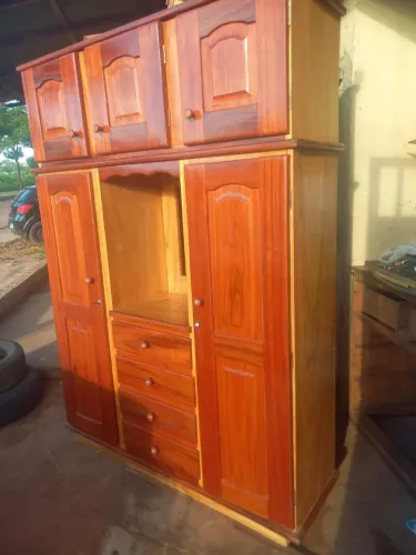 Vendo esse guarda roupa de madeira solteiro