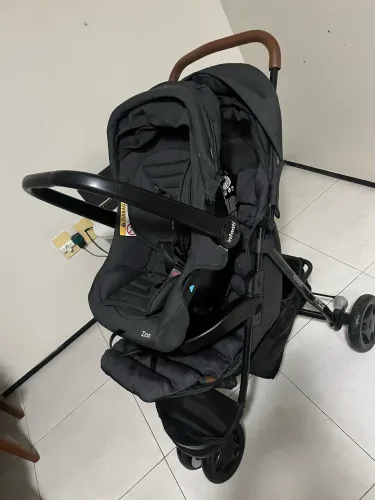 Carrinho e bebê conforto acoplado