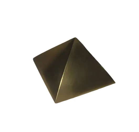 Pirâmide de metal liso 