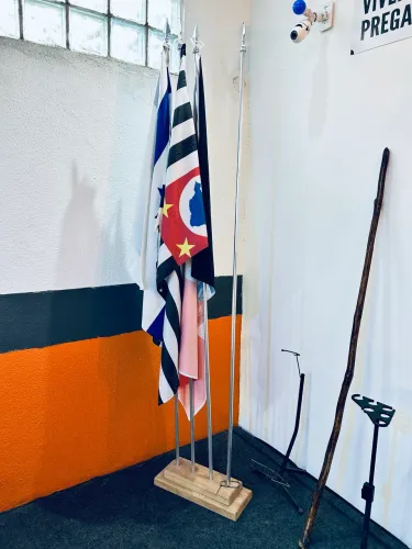 Mastro de madeira para bandeiras completo