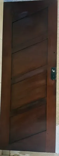 Porta de madeira de Lei