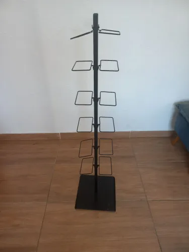 Torre expositora de tênis 